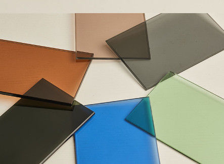 Platte verwerking van gekleurd glas met kleur in donkergroen/donkergrijs/Fordblauw/brons, enz.