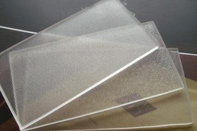 Hoogtechnologisch stofdicht glas voor fotovoltaïsche panelen met een laag ijzergehalte
