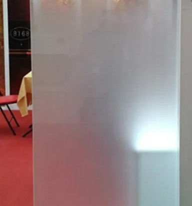 Artistiek/melkwit glas dat gebruikt wordt voor een scheidingswand in de douche met een goede privacy