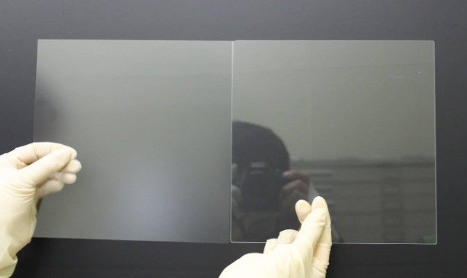 Artistiek/melkwit glas dat gebruikt wordt voor een scheidingswand in de douche met een goede privacy