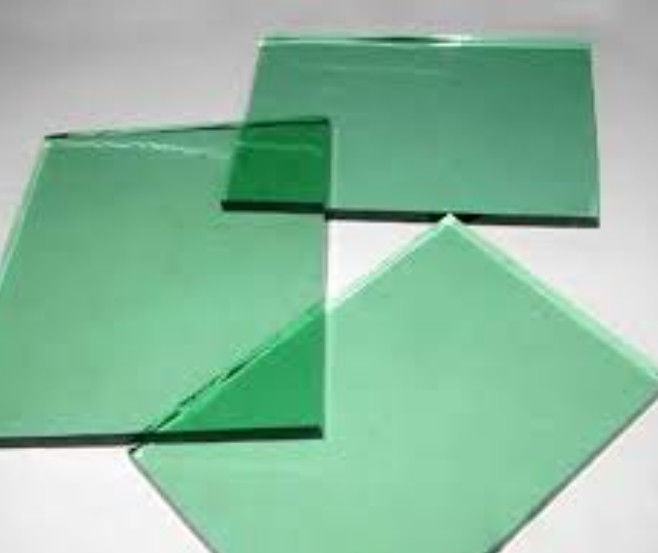 Platte verwerking van gekleurd glas met kleur in donkergroen/donkergrijs/Fordblauw/brons, enz.