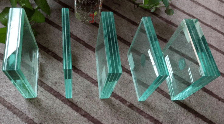 Gelaagd glas: een duurzaam glasproduct dat wordt gevormd door het binden van meerdere lagen met een sterke tussenlaag.