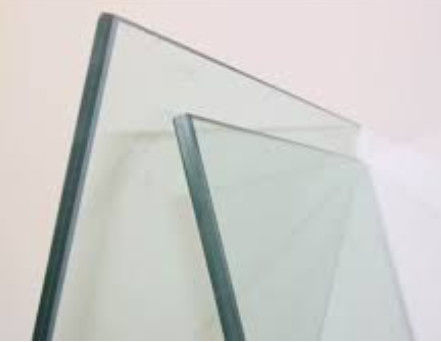 Gelaagd glas: een duurzaam glasproduct dat wordt gevormd door het binden van meerdere lagen met een sterke tussenlaag.