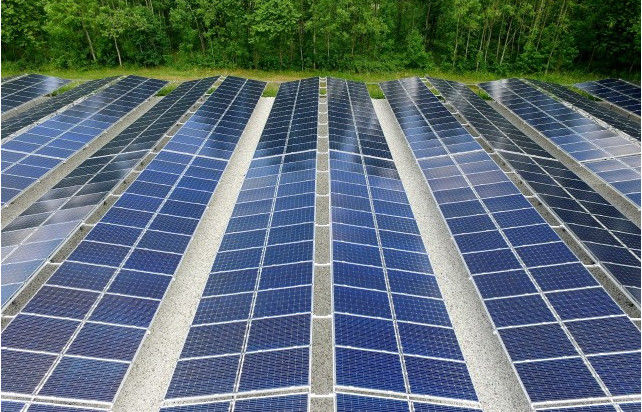 Gebouwdecoratie Lage ijzeren fotovoltaïsche panelen Glaswaas ≤1,5% Thermische stabiliteit ≥Klasse 4