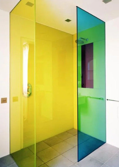 Bouw van getinte gehard glas gekleurd met blauw bruin groen roze enz.