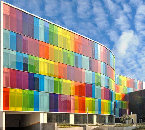 Bouw van getinte gehard glas gekleurd met blauw bruin groen roze enz.