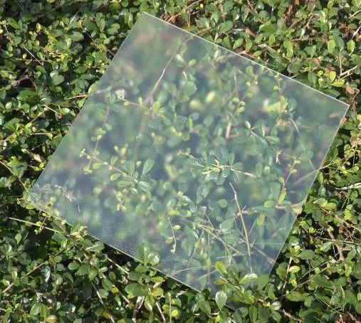 Warm te koop 3,2 mm-4 mm ultra helder laag ijzer gehard zonneglas voor zonnepanelen